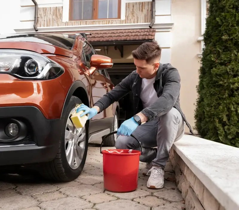 Lavage auto à domicile La Tour-Blanche-Cercles : professionnel intervenant sur un véhicule